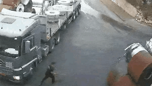 这个卡车司机也太傻了吧？这么大的一个钢卷，从陡坡上滚向自己卡车的时候，他从驾驶室