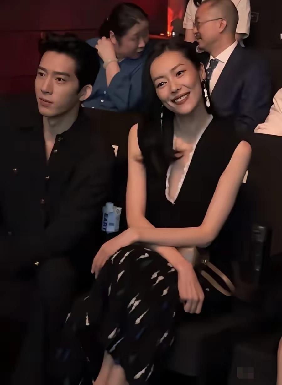 那么骄傲的世界超模刘雯在心爱的人儿面前，也是小女孩一个。娇嗔嗔的样子妥妥的幸福人