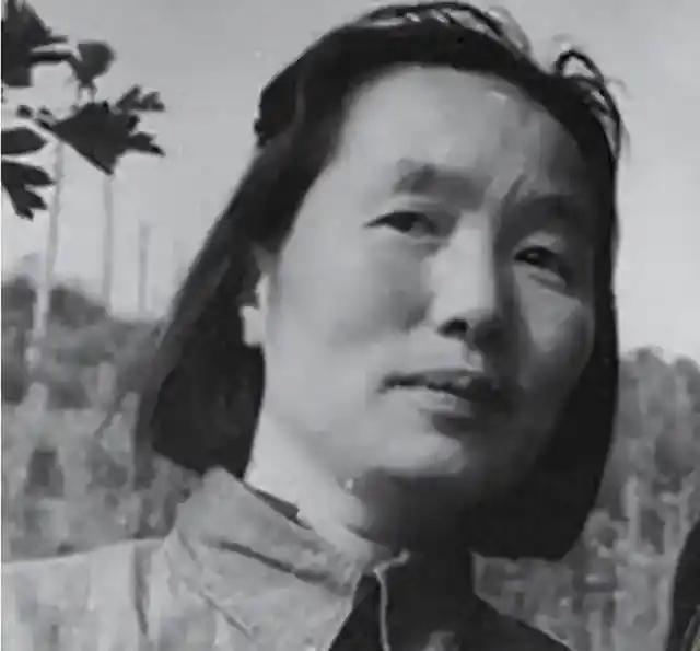 1950年夏季，几名身着军装的人民解放军官兵站在王家的院落中，向王学文询问，你家