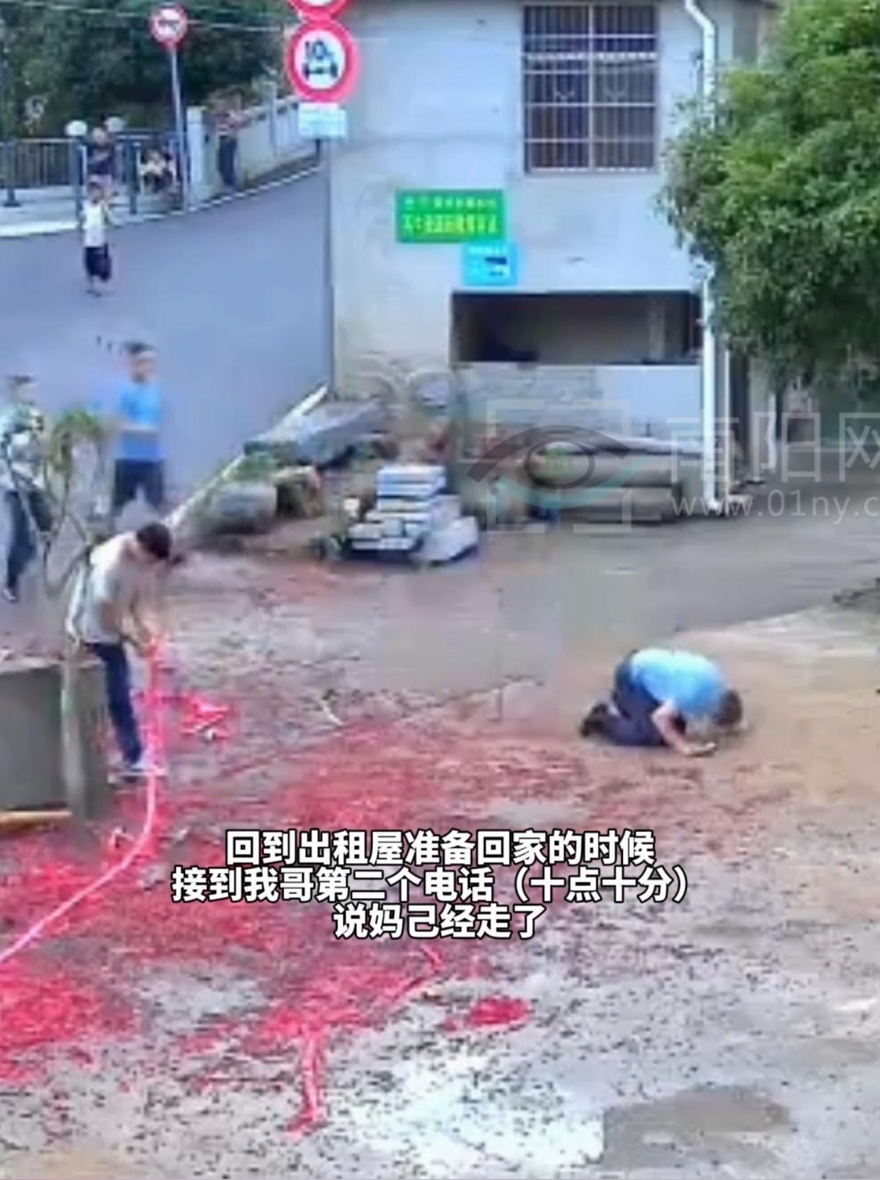 母亲在家中突然离世，儿子带着家人匆匆从外地赶回来，看到母亲的遗照，儿子扑通一声跪