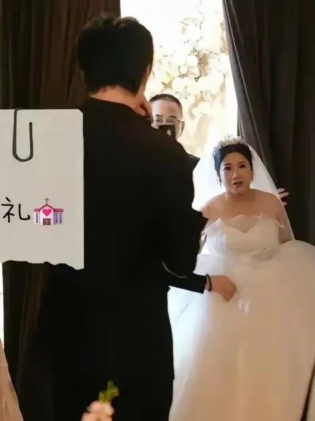 破防了！57岁女子去参加婚礼，进门才发现新娘竟是自己！激动得像个小女孩……广