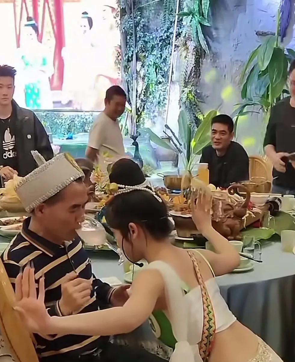 我见过最高光，高段位的女人，是我奶奶的妹妹，我四姨奶！她一辈子没干过一把活，她