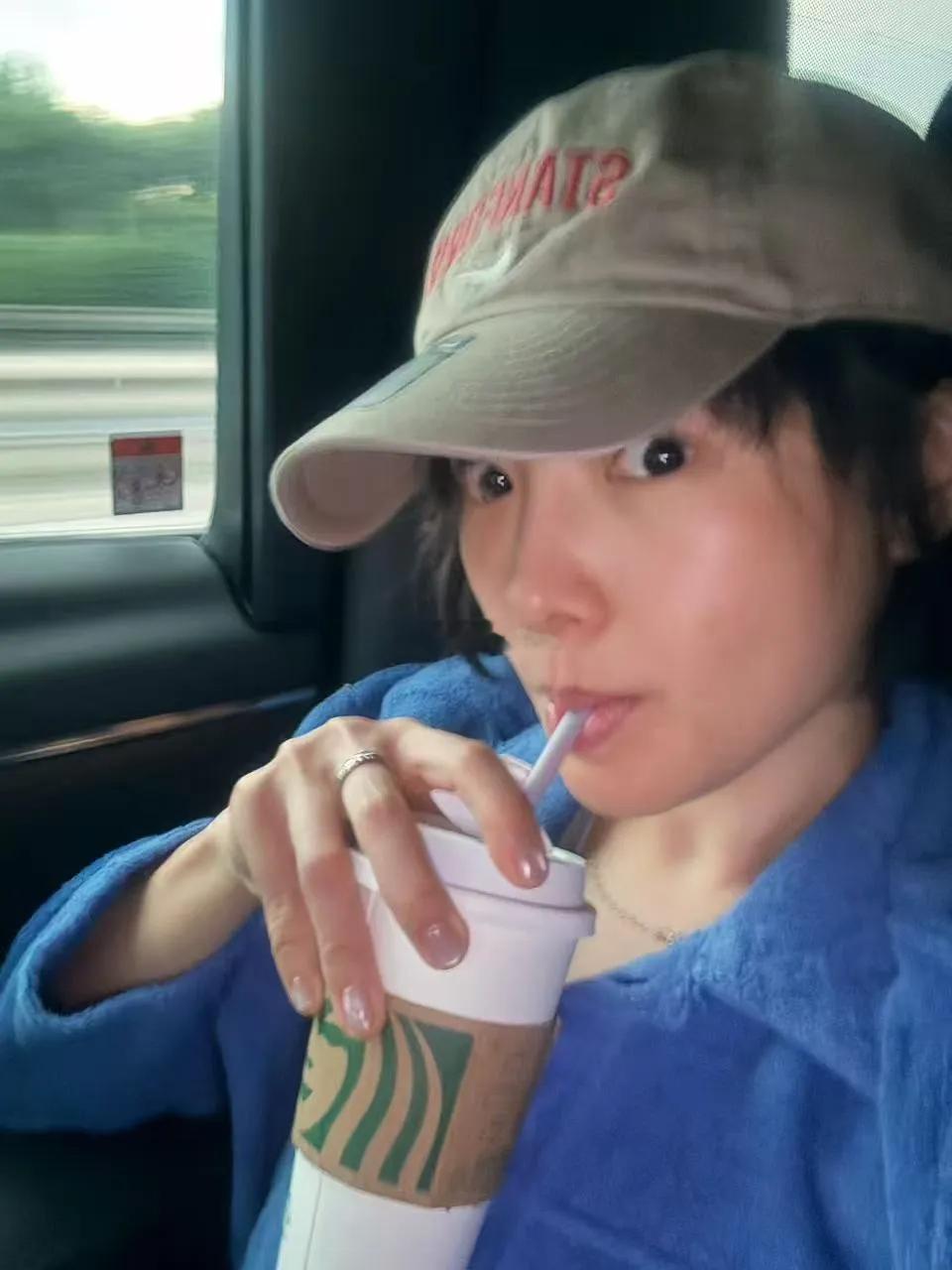 白百何真是穿搭高手！蓝衬衫+美拉德裤，时髦减龄又高级！