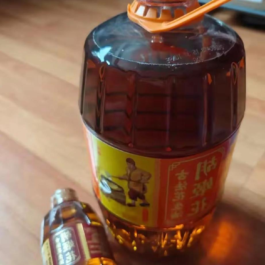 女儿常年买贵油孝母，母亲一句抱怨，寒透整片真心。在外人眼里，这位女儿是小区公认的