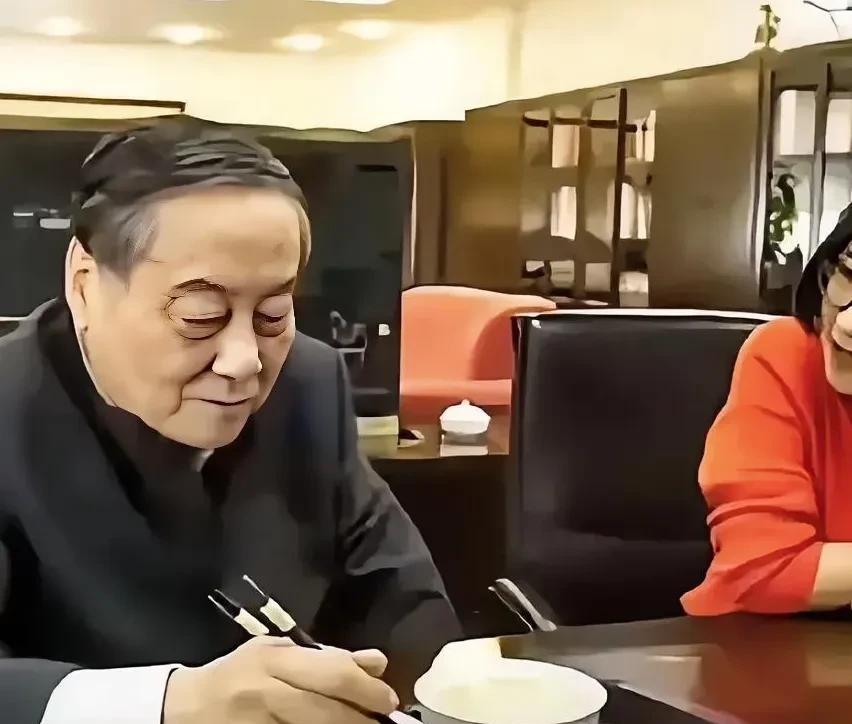 宗庆后，真成了笑话！曾三次问鼎中国首富的宗庆后，总是以生活简朴的面目示人。他穿