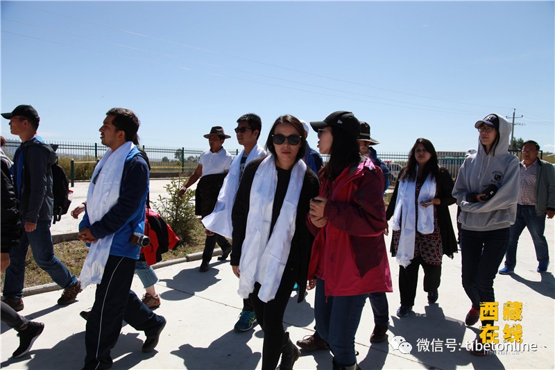 走进青海"采风团的清华大学学生来到了海南州兴海县河卡镇上游村