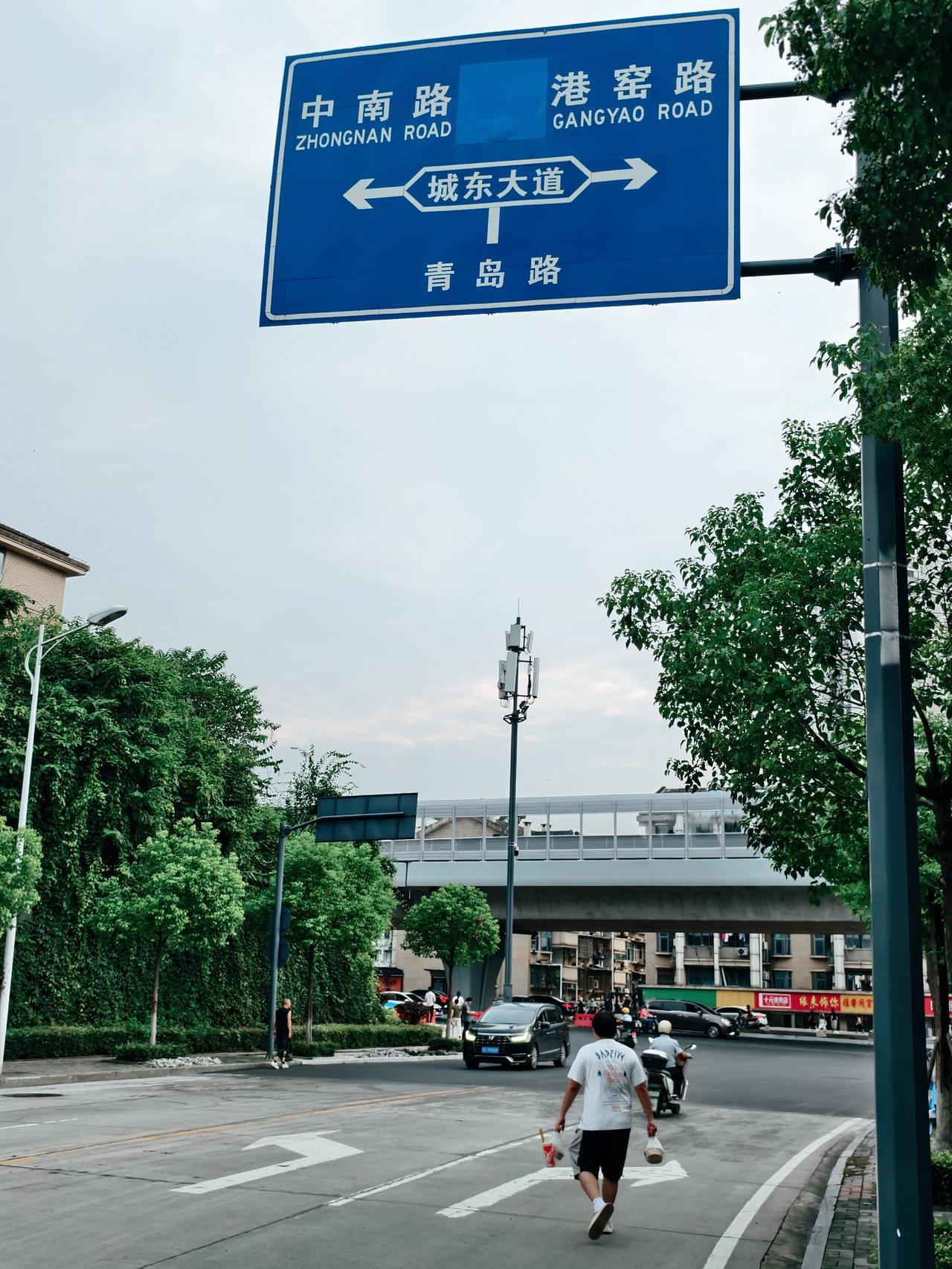 看这架势，宜昌市港窑路立交桥修好了，青岛路在城东大道反而不能右转了！没有港窑路