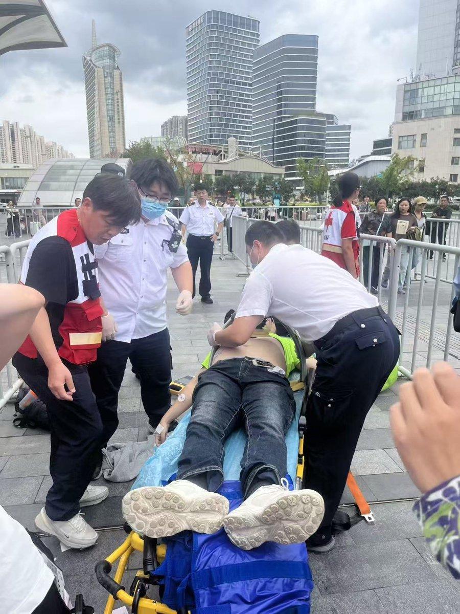 上海火车站旅客心脏骤停，黄金4分钟AED急救，志愿者抢回一条生命朋友们！太