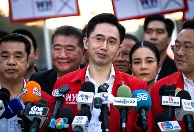 炸锅！泰国总理大选他信外甥领跑，却被批政党无民主，选情悬了？ 2026年2月