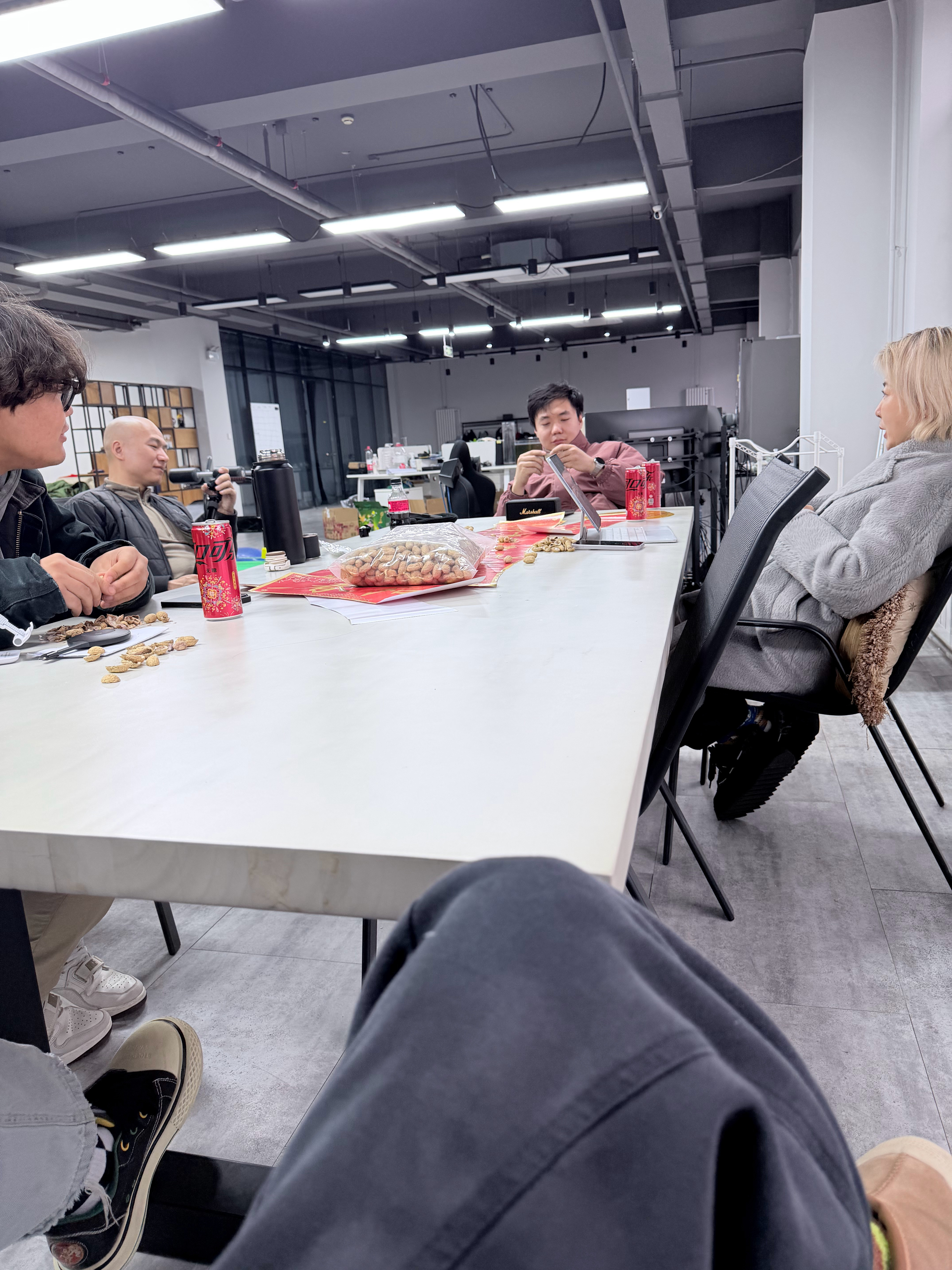 每次开会只有五旬老太在做记录剩下都拿花生瓜子小茶水啥的你们开会也这样吗