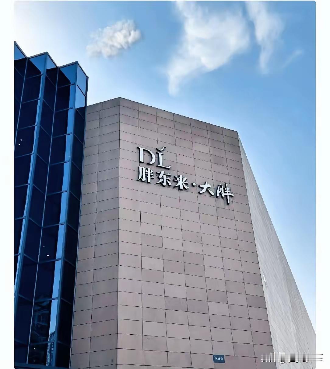 今年的315，硬生生演成了一出荒诞剧。​本来想抓个典型祭旗，结果胖东来刚挨批，