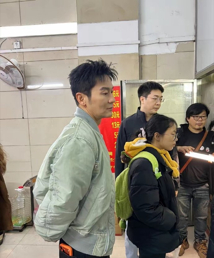 李晨现身广西柳州一家餐馆吃螺狮粉，亲自到窗口排队，不耍明星大牌，接地气又低调。高