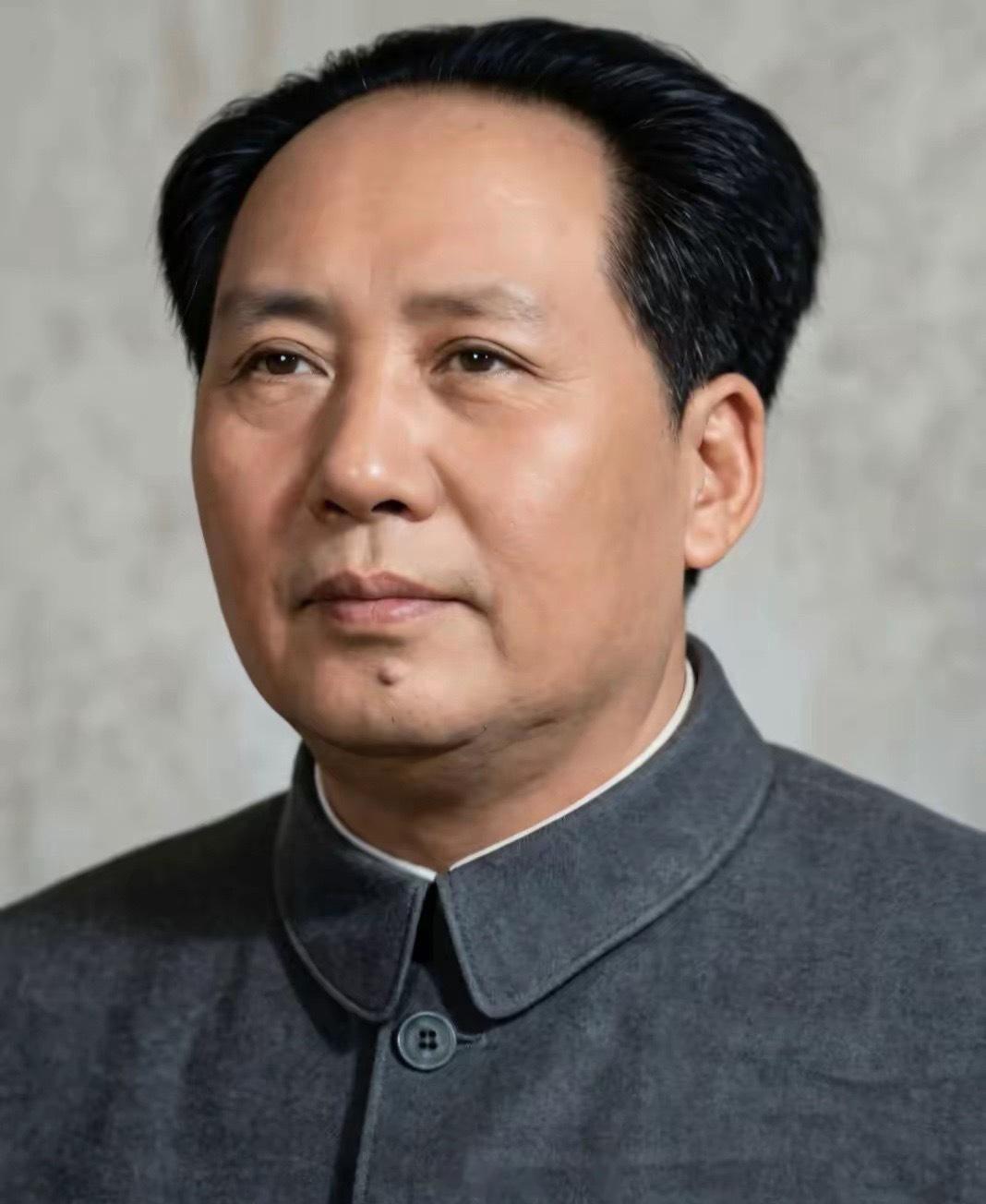翻看毛主席中年时期的老照片，最打动人的不是五官轮廓，而是眉宇间那股沉甸甸的东西。