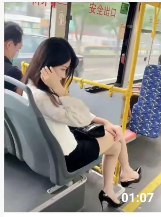 刚才坐公交的时候，一个16岁的女孩悄悄凑到我身边，怯生生地跟我说有人跟着她。我心