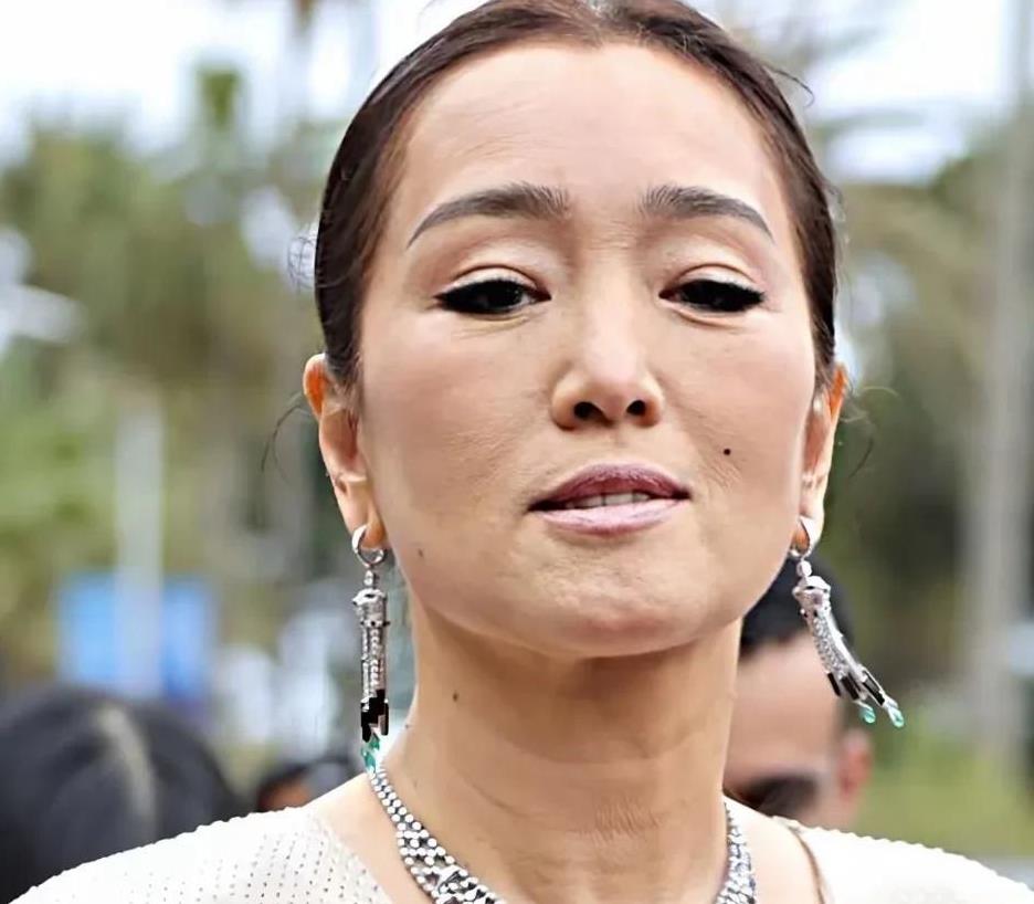 有些网友吐槽巩俐老，说实话59岁了，这状态叫老吗？而且，她都这个年纪了老不也是正