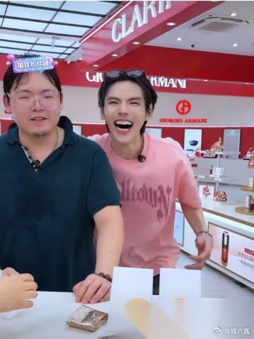 我问我老公，向佐这种富二代已经不缺钱了，为什么还那么拼?我老公看着我，露出一