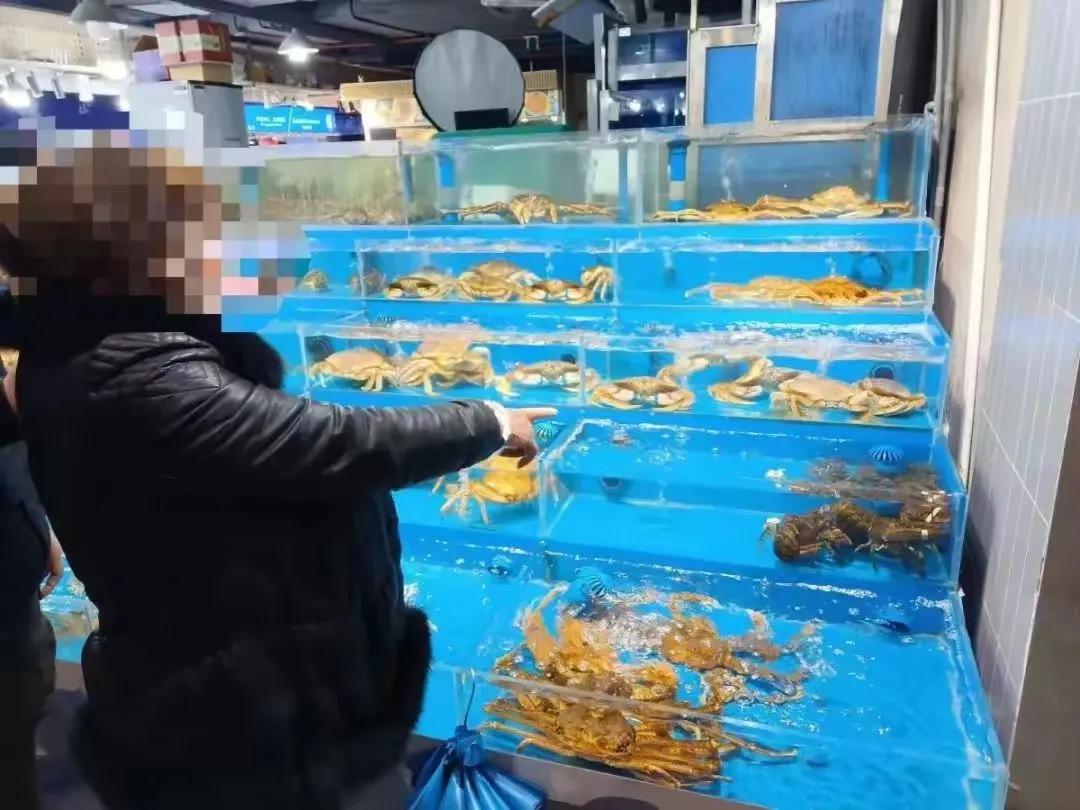 浙江杭州，一名男子开了家水产店，一连46天对账持续亏损，账面十多万元资金对不