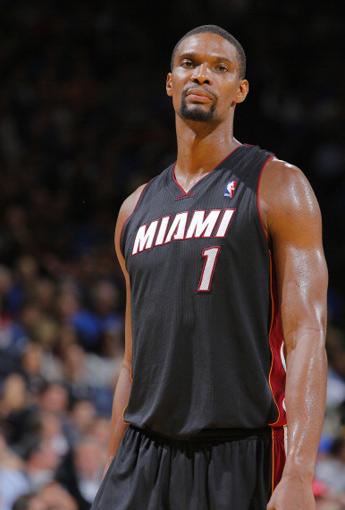 韦德谈起波什在热火队的作用，韦德说：“波什是名人堂成员，两届总冠军球员。骑士莫布