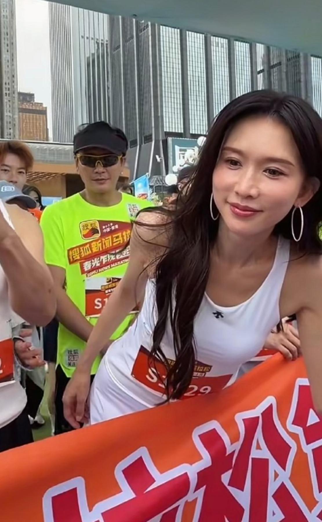 55岁陈松伶跑马拉松被说太老，和林志玲看起来不像是同龄人了。 个人觉得55这