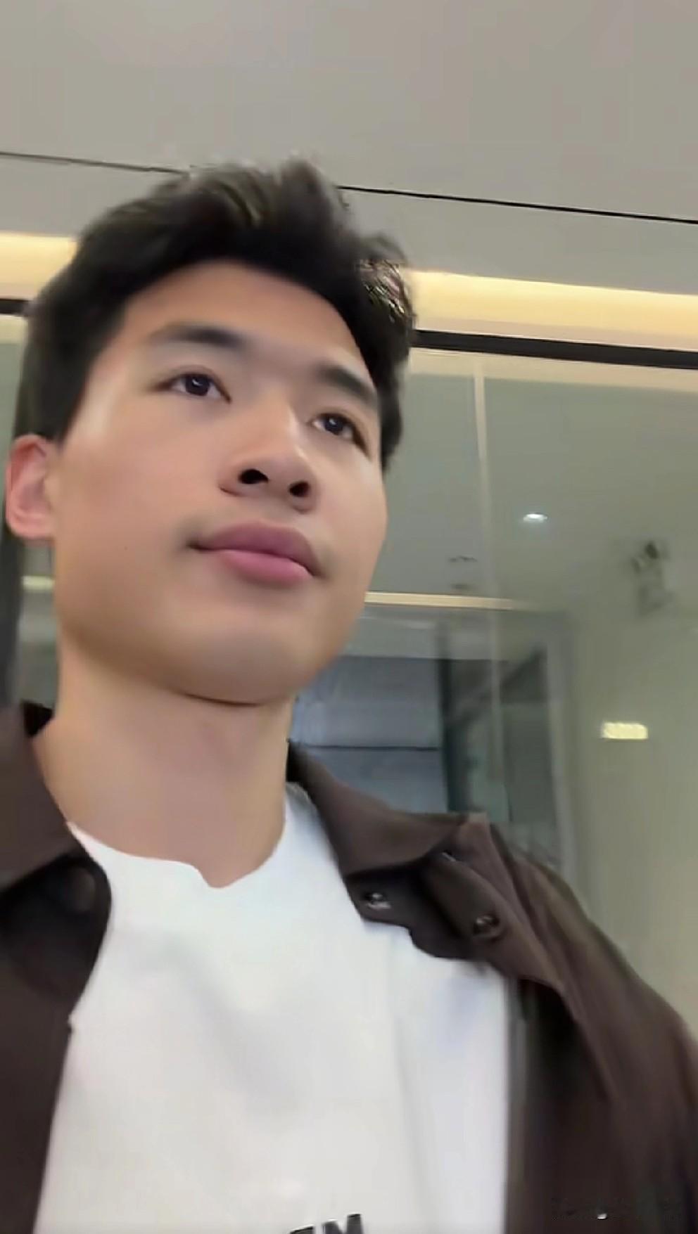 海军跟谢浩男一样，也开启了从早到晚的记录生活的模式。之前，谢浩男发视频记录了从早