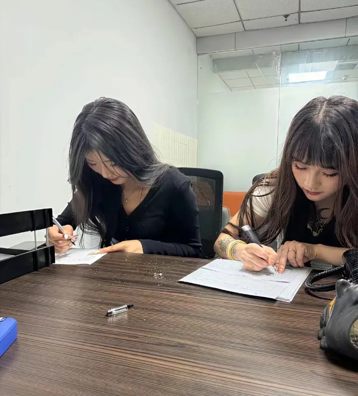 今天新来了两个面试的，老板说只要一个，我要怎么选呢？