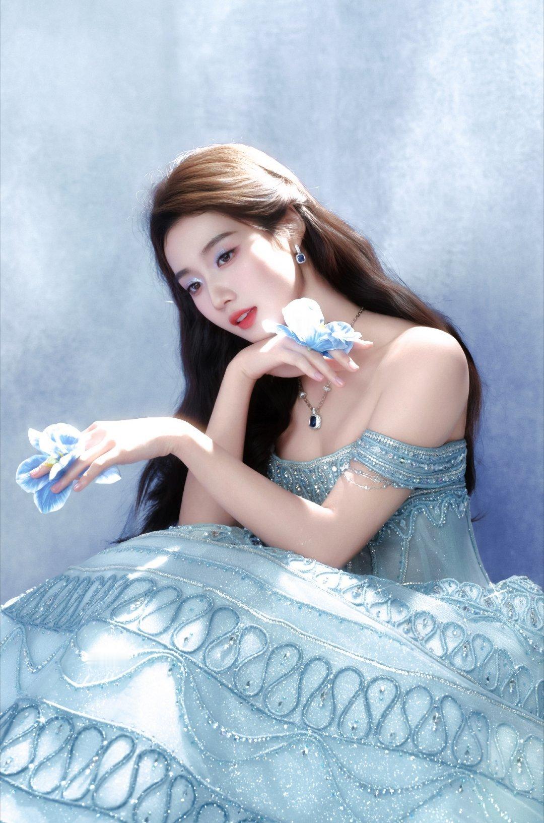 卢昱晓的公主提裙造型充满仪式感，裙摆的设计层次感丰富，提裙的动作让整体画面更显生