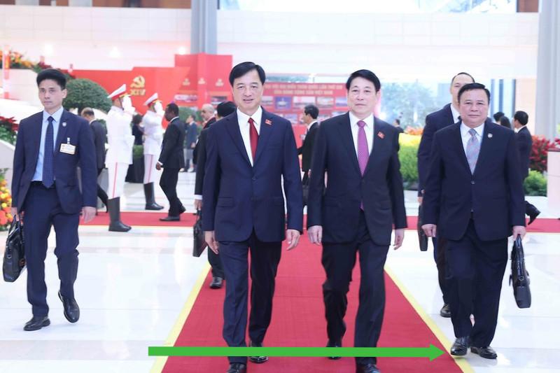 阮维玉有点过了！越南四驾马车梁强与阮维玉共同步入会场，出席越南大会开幕式。从会议