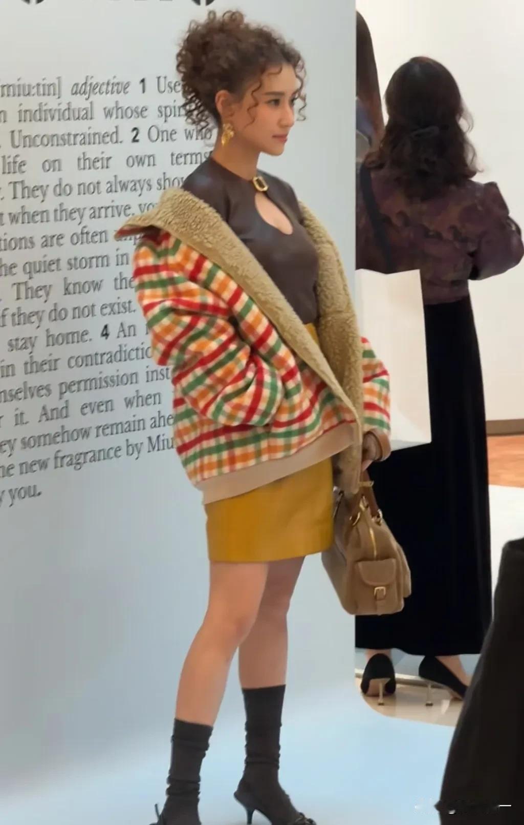 31岁章泽天、34岁何超莲这是商量好了一起烫头呢?11月2日何超莲一头高挑棕色羊