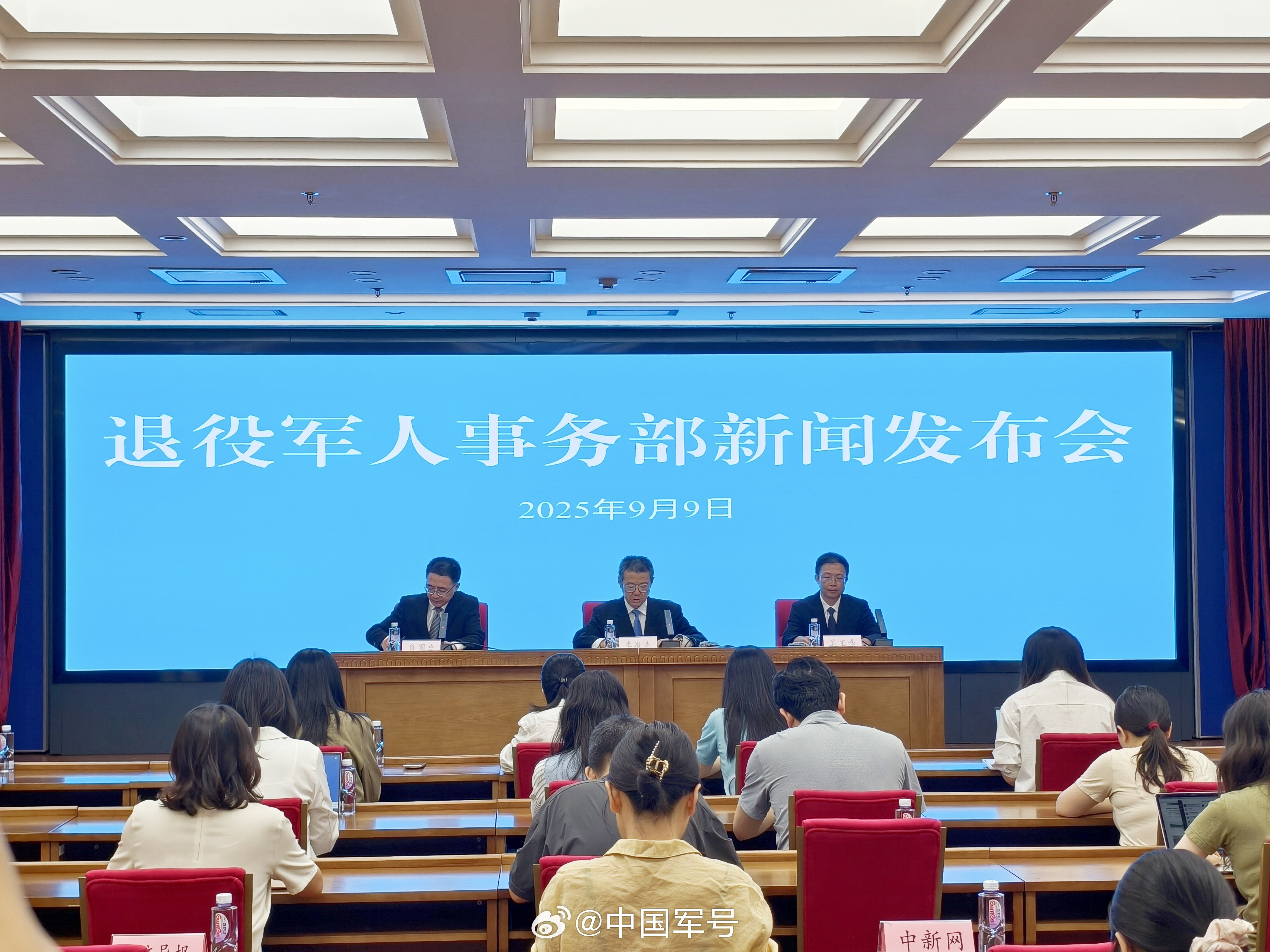 【英雄接英雄迎回在韩志愿军遗骸】今天，在退役军人事务部新闻发布会上，据烈士纪念设