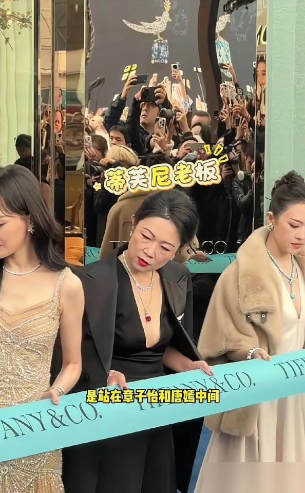 章子怡身边工作人员一伸手，就把钟楚曦当空气给拦了。章子怡呢？眼皮都没抬，直接走掉