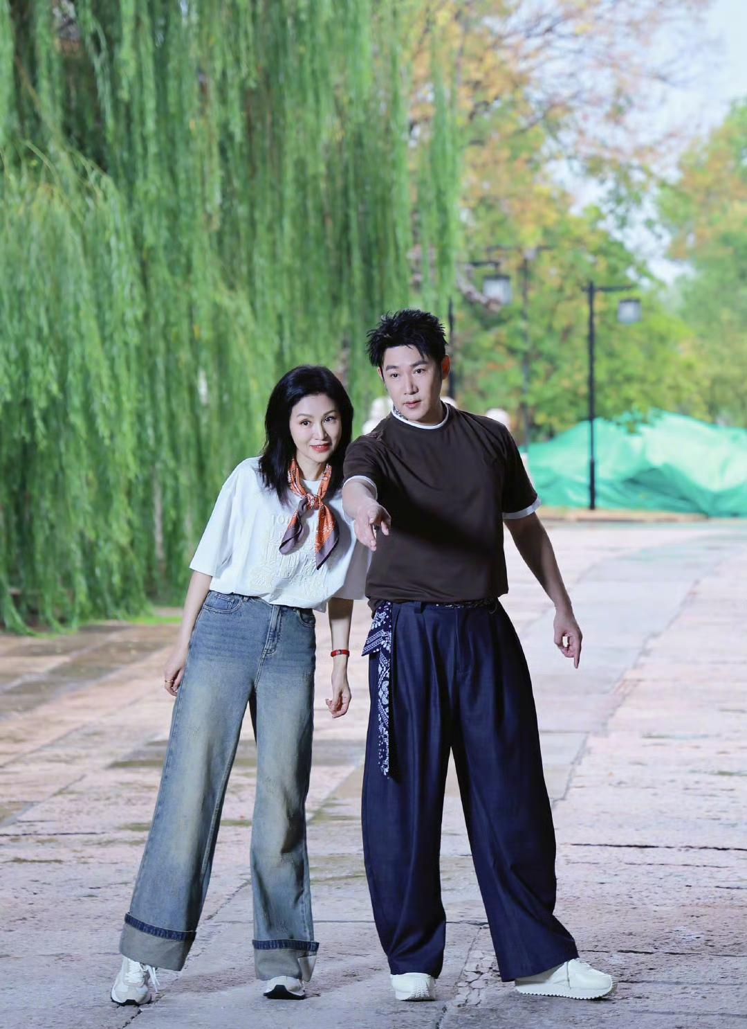 陆毅晒合照秀恩爱，夸他老婆格外可爱……哈，我倒想夸夸陆毅老婆的衣品，真棒！一