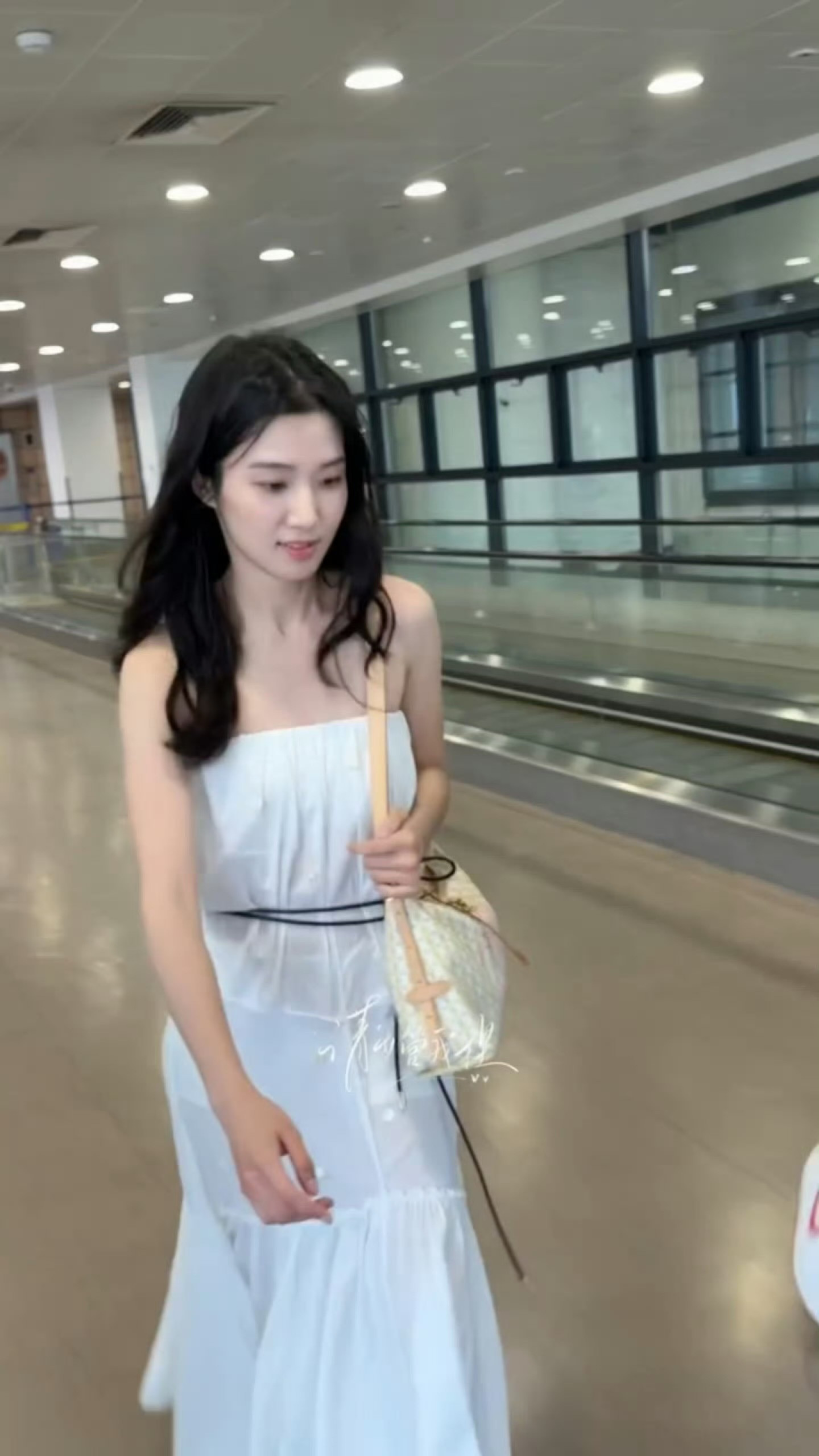卢昱晓披发抹胸白裙，白月光欧尼回国了🥰🥰🥰
