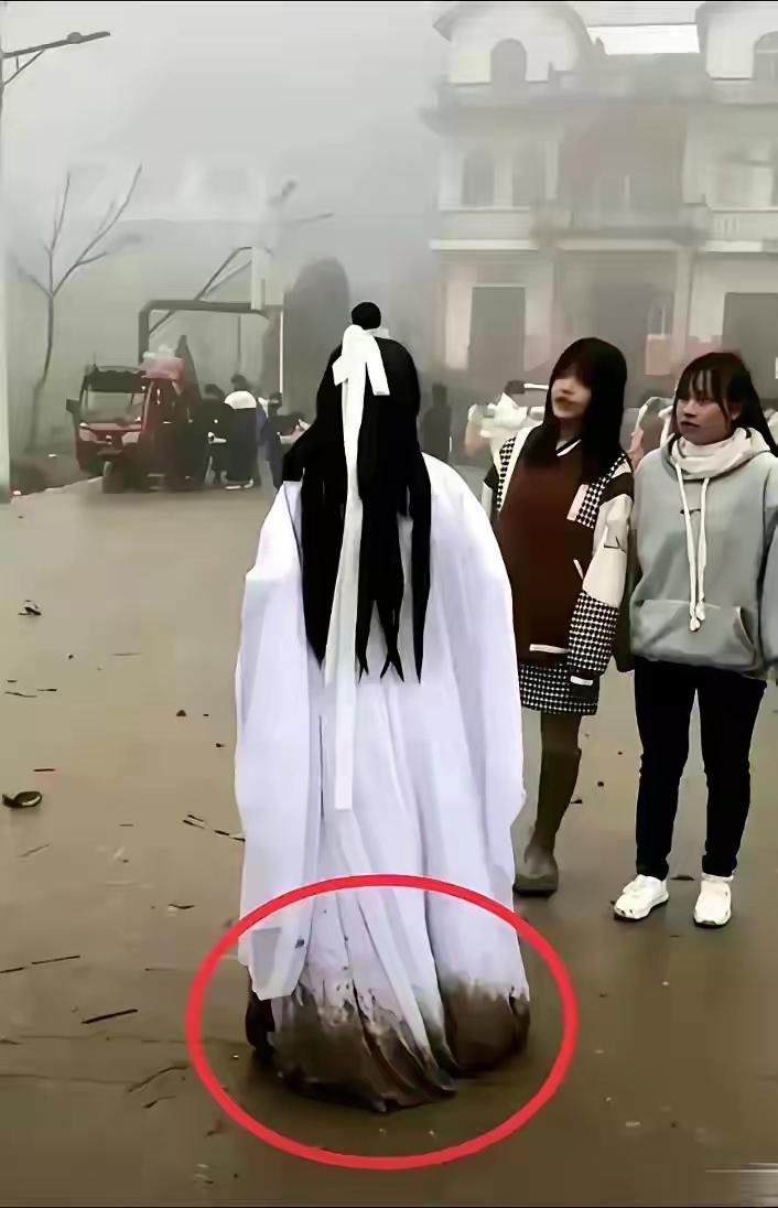 古代人又不傻，知道什么时候穿什么衣服有人看到现在年轻人穿古装，担心古人在下雨天