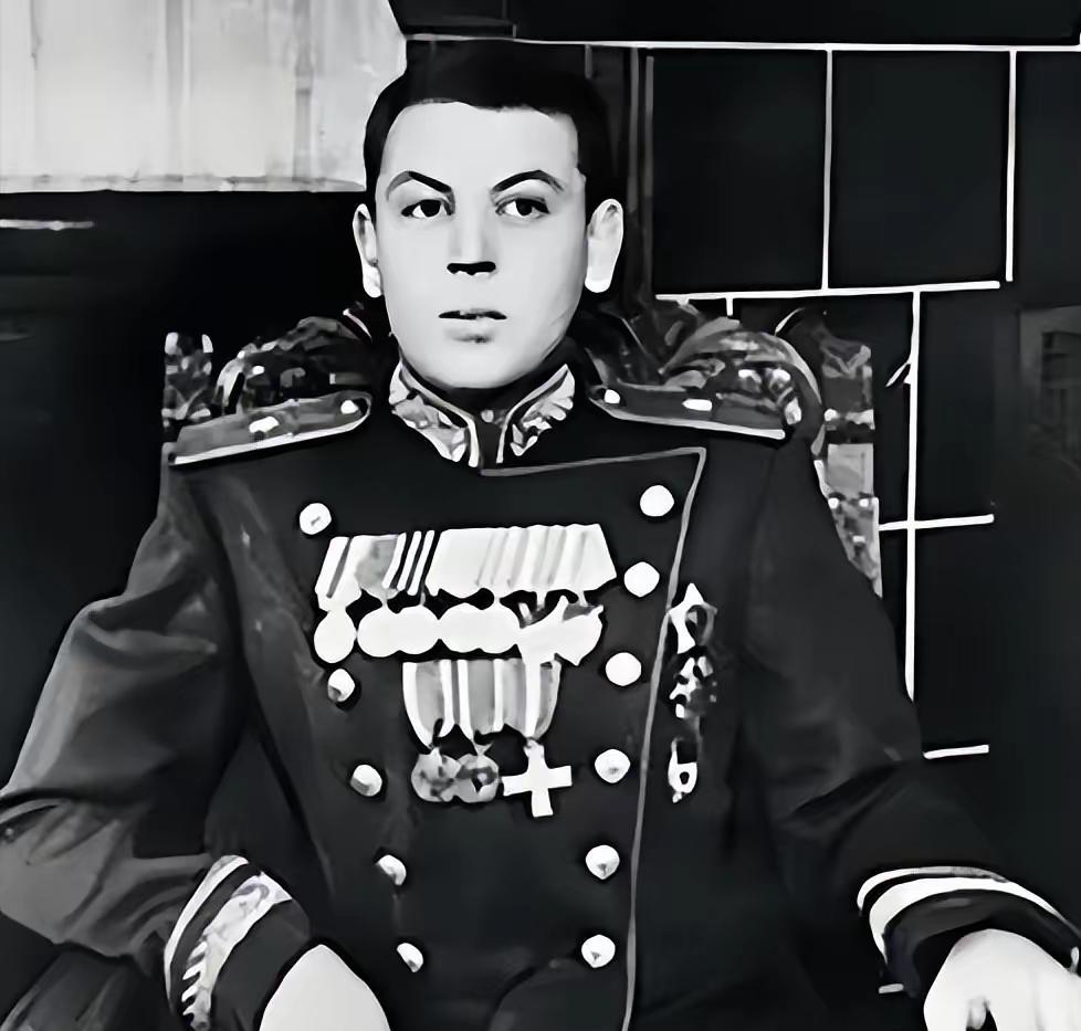 1953年3月5日，斯大林咽气。21天后，儿子瓦西里被强制退役。又过一个月，这位