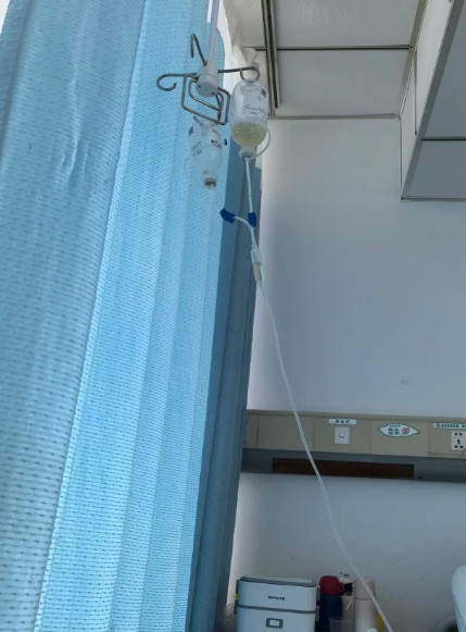 前天我和老公开车出去玩，没想到出了一件惊心动魄的事。当时我们行驶在高速上，