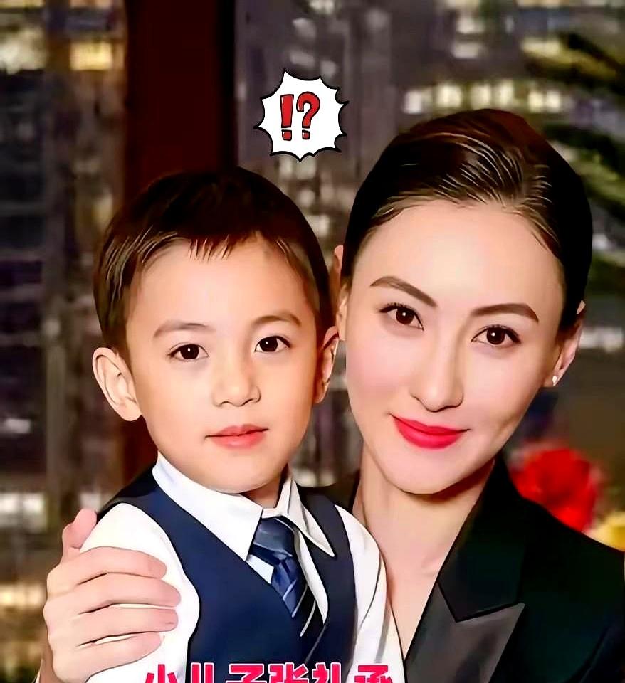 张柏芝7岁小儿子正面照刚流出来，全网都炸了。孩子黑发黑眼眉眼硬朗，跟两个哥哥