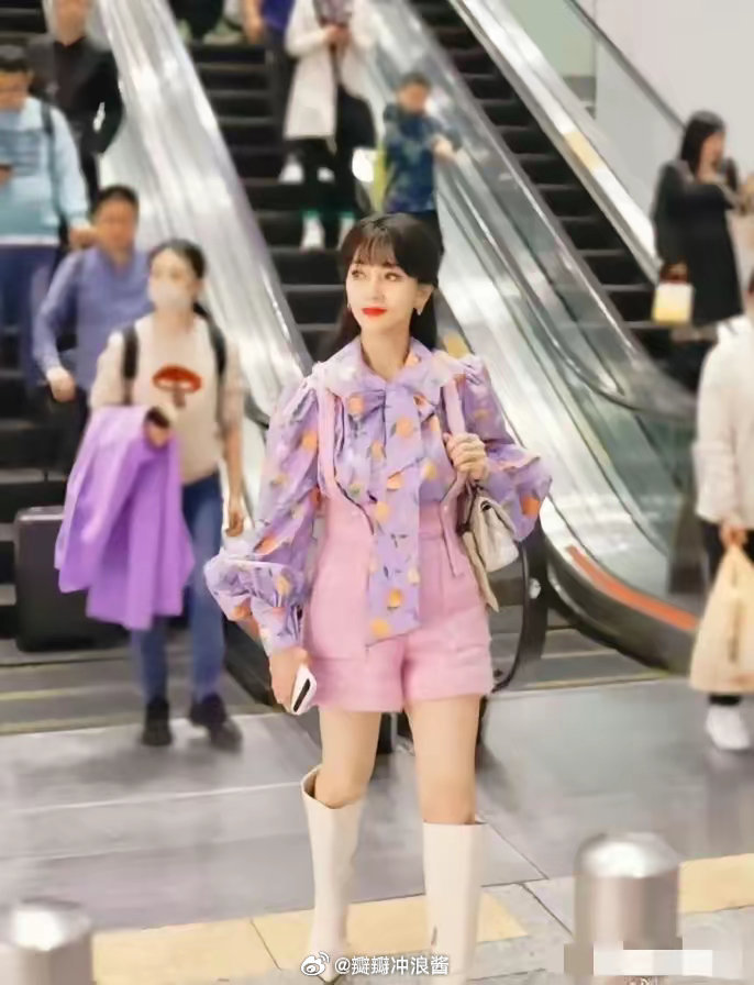 是她老公喜欢这种少女风格吗，70多岁了还在扮嫩​​​