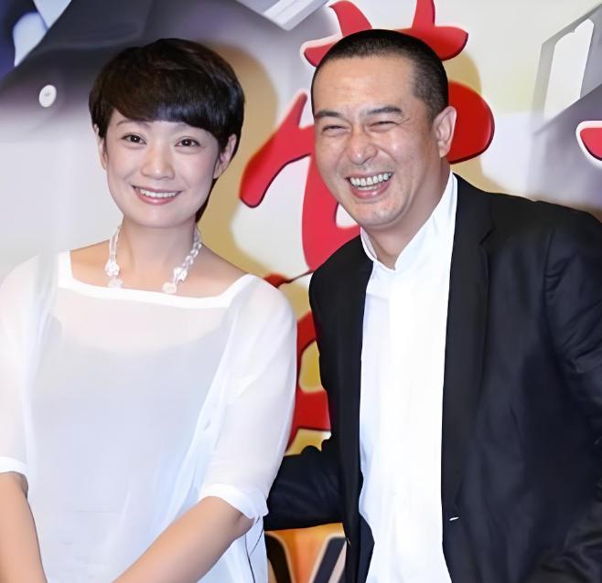 主持人问张嘉译："你家里，谁管钱？"张嘉译说："我管钱。"主持人惊讶："为什么不