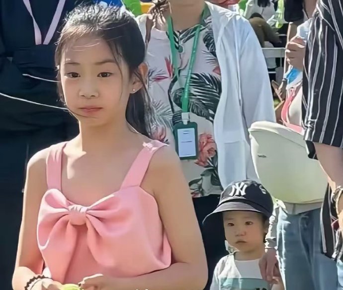 戚薇女儿小时候跟妈妈长得一模一样，长大了居然越来越像爸爸李承铉，基因真的好神奇。
