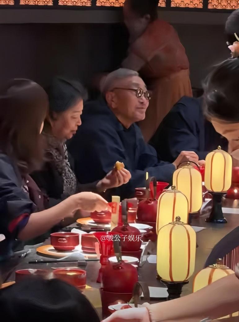 杜源在西安吃biangbiang面，围裙一系，面粉沾袖口，镜头一拍，30万点赞。