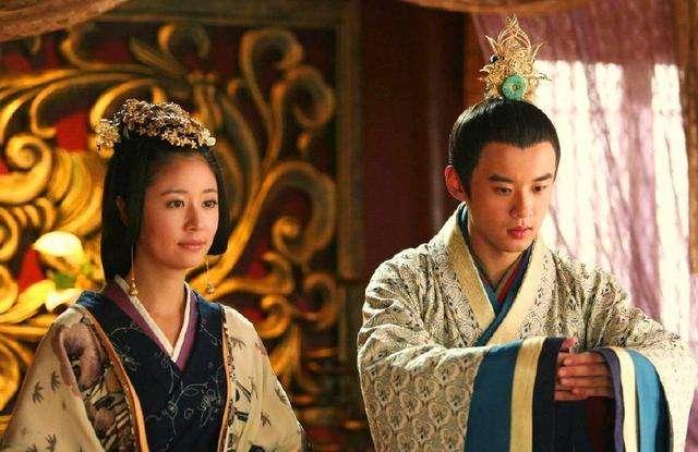 公元前141年，16岁的刘彻坐上了皇位。龙椅还没坐热，他就发现一个扎心的事实：这