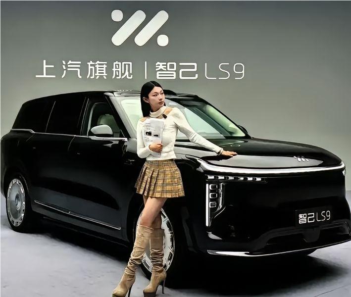 15🌙品鉴上汽旗舰大六座智己LS9智己LS9新车定位为六座大型SUV，外形设
