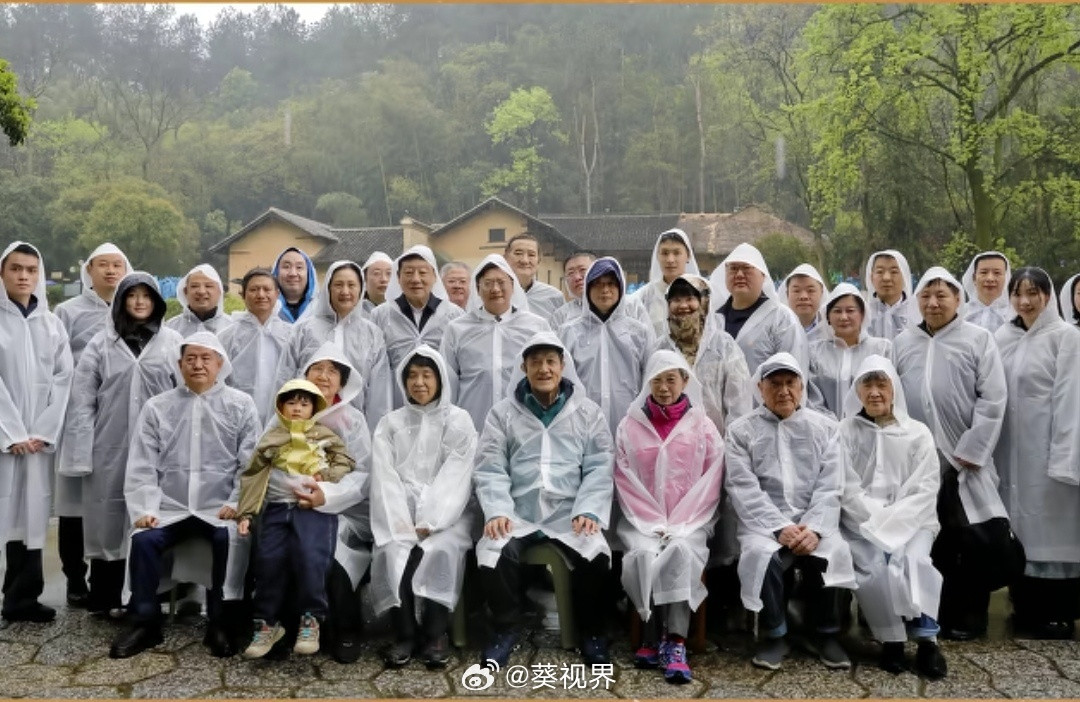 韶山这两天下雨，毛泽民烈士的后代回乡祭祖。