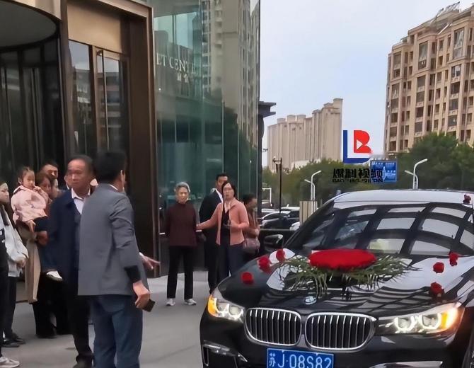 “这个父亲是人间清醒天花板！”接亲现场，说好的20万彩礼男方突然变脸只给4万，四