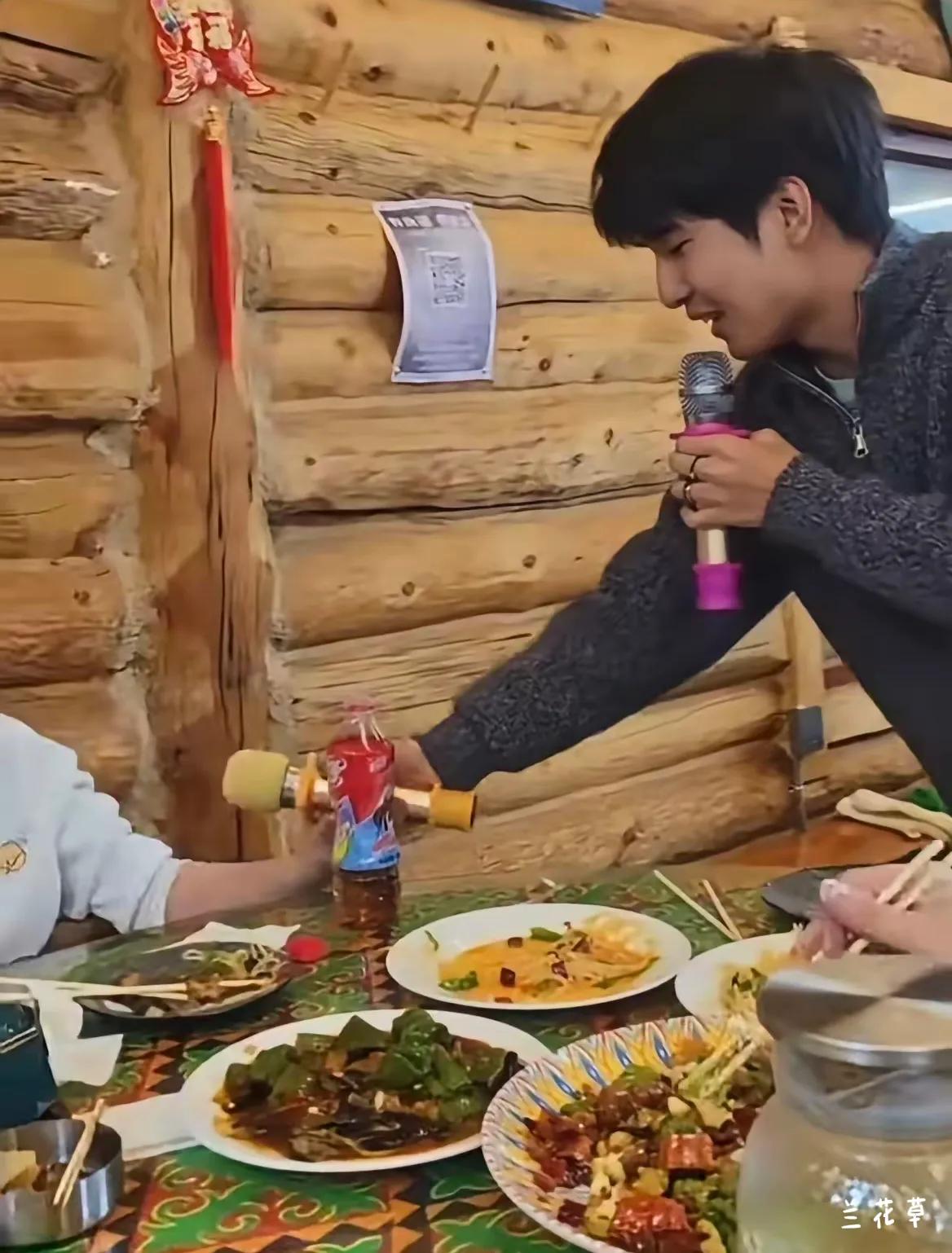 “源弟弟”（全红婵滑雪教练）让婵宝唱歌，她害羞不敢唱，并求放过自己。这画面挺温