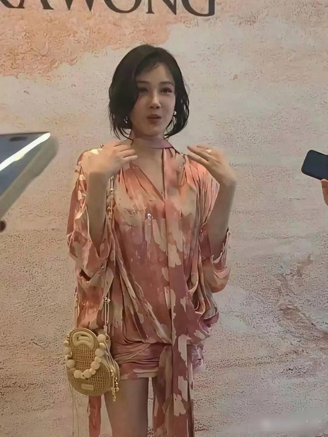 陈小纭这也太夸张了，大腿小腿几乎一样细，看起来好精致