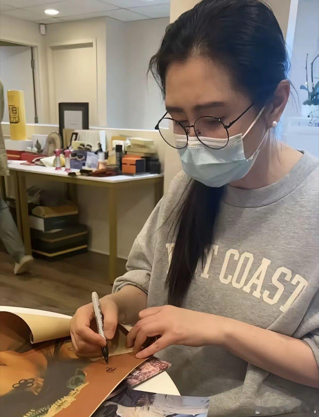 57岁的王祖贤，在台北开了一家艾灸馆。每天只接10个客人，预约排到三个月后，收费