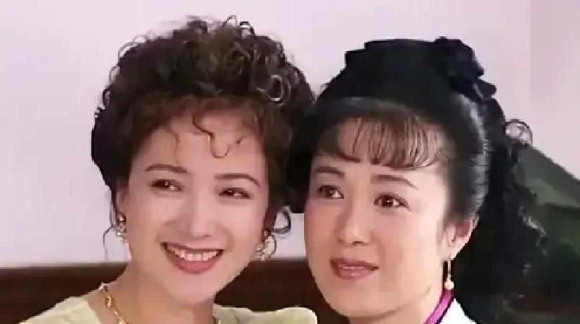 演了一辈子妖精的傅艺伟，在现实里给何晴当了8年“菩萨”。何晴是谁？中国唯一