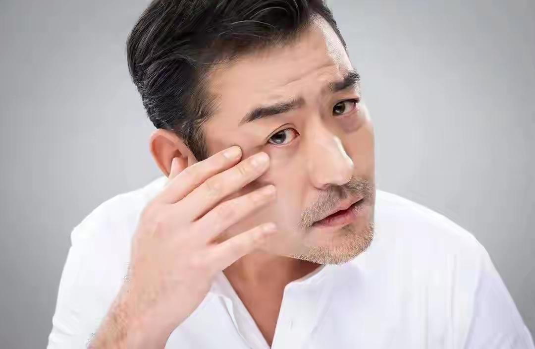 很多男性对衰老的第一印象是长皱纹、生白发，实际上身体机能的衰退往往早于外观变化。