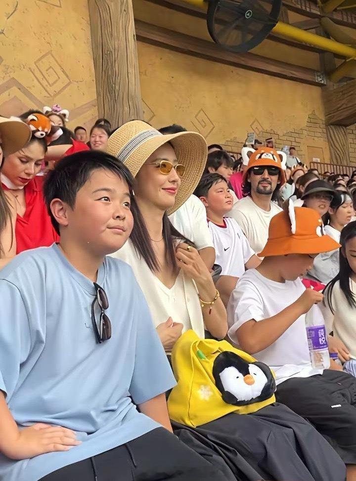佟丽娅离婚离了个寂寞她身边还有一张陈思诚的脸，无时无刻不在哈哈哈笑死我了。话说朵